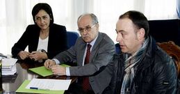 Rodr�guez y Oliete, con el encargado del museo Fernando Blanco, Dar�o Areas, durante la firma.