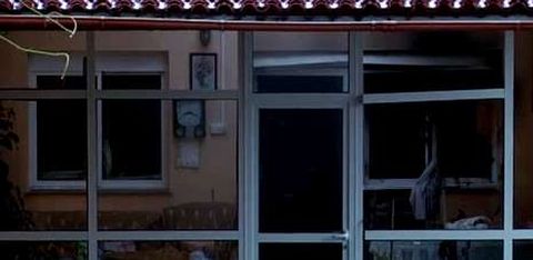 La explosi�n ocasion� grandes da�os en la vivienda, algunos de cuyos cristales reventaron, como se observa a la derecha.