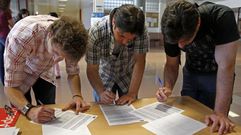 Estudiantes de �ltimo a�o de la Escola Superior de Tecnologias de Castelo Branco rellenan formularios para optar a un puesto en una compa��a de b�squeda de empleo internacional.