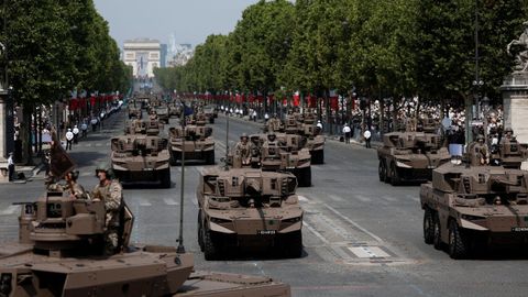 Veh&iacute;culos militares del Ej&eacute;rcito franc&eacute;s desfilan por la avenida de os Campos El&iacute;seos.