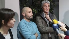 Los portavoces de los m�dicos de atenci�n primaria, Oscar Salinas (d), Alfredo Fern�ndez (c) y Tatiana Fern�ndez (i), atienden a los medios de comunicaci�n durante una asamblea que realizaron en el Colegio de M�dicos, en Oviedo