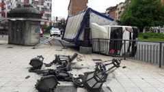 Una farola destru�da por el choque de un cami�n en la calle Ramiro I de Oviedo