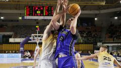 Seixas pelea por un rebote en el Pazo