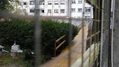 Lugar donde se desplom� un muro en la avenida de Vigo, en Pontevedra, causando tres heridos