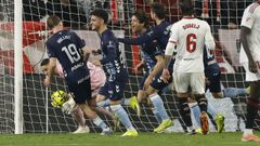 Los jugadores del Celta, celebrando el gol de Marcos Alonso que vali� los tres puntos ante el Sevilla en el S�nchez Pizju�n en la primera vuelta.