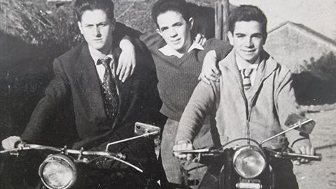 Jos� Manuel Franco a la derecha, con su moto Luve de 125