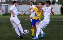 El Ponteceso perdon� en la primera parte ante el Mazaricos y al final cedi� un empate. 