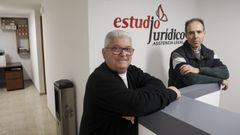 Alfonso Salceda, abogado, y Francisco Lence, procurador, en el nuevo despacho de Fene. 