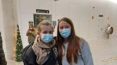 Zhanna, a la derecha, con su hermana Nadia, que viene a Ribadeo cada verano