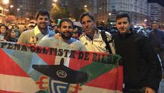Algunos representantes de la pe�a ya posaron con la nueva bandera y con Berizzo el pasado s�bado.