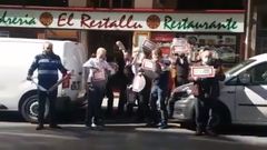 Cacerolada frente a las puertas de Sidrer�a el Restallu de Gij�n