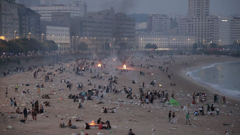 Las playas de Riazor y Orz�n amanecen llenas de basura tras la noche de San Xo�n