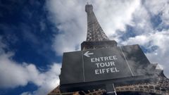Un cartel indica en la entrada de la Torre Eiffel que su apertura se ha retrasado por �razones operativas�