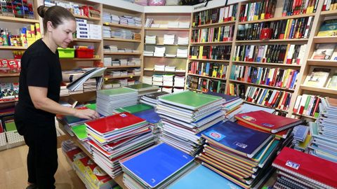 Foto de archivo de la vuelta al cole en una librer&iacute;a de Vilagarc&iacute;a