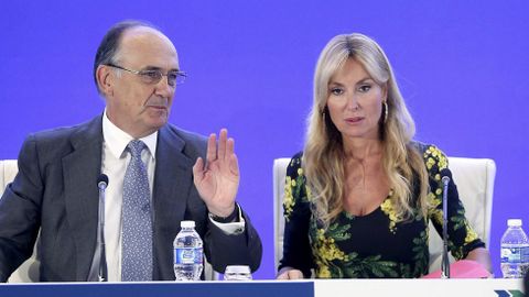 Esther Alcocer Koplowitz, presidenta de FCC, junto al ex consejero delegado, Juan B�jar