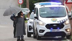 La alcaldesa de Mos, Nidia Ar�valo, abrazando desconsolada a una mujer el domingo en Mos