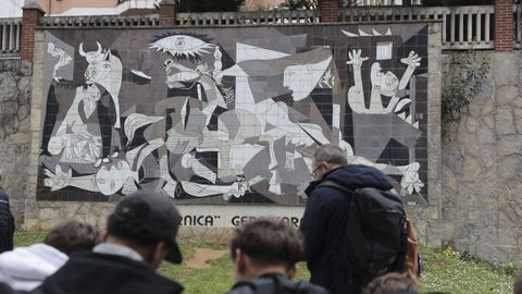 Mural que reproduce el �Guernica� de Picasso en la localidad vizca�na que da nombre al cuadro.