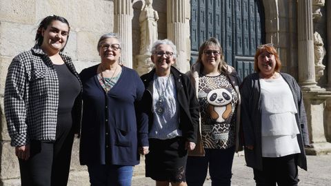 Sheila Lorenzo, Adela Mart�nez, Mar�a Jos� Pintos, Ana Mart�nez y Aurora Couso, representantes de hermandades canguesas