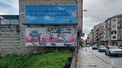 La valla se ha colocado justo encima de la primera, que fue destrozada, en la avenida de Santiago