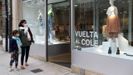 Una mujer y su hija pasean por una calle del centro de Oviedo