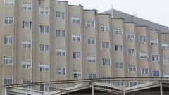 Un paciente con covid-19 fue trasladado este domingo de las plantas de ingresos del Arquitecto Marcide al hospital de Lugo