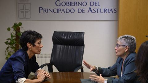 La ministra de Inclusi�n, Seguridad Social y Migraciones, Elma Saiz (d), se re�ne con la consejera de Salud del Principado de Asturias, Concepci�n Saavedra (i)