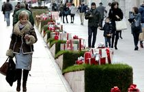 Las cajas se han convertido en un emblema de la decoraci�n navide�a del centro de Vigo. 