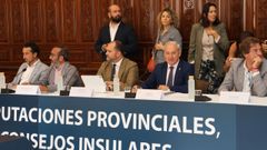 Tom (segundo por la derecha en la fila inferior) destac el papel de las diputaciones para la supervivencia de pequeos municipios