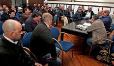 Los afectados est�n encerrados en el Concello de Mar�n.