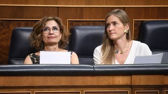 La vicepresidenta primera y ministra de Hacienda, Mara Jess Montero, y la vicepresidenta tercera del Gobierno y ministra para la Transicin Ecolgica y el Reto Demogrfico, Sara Aagesen, en el Congreso.