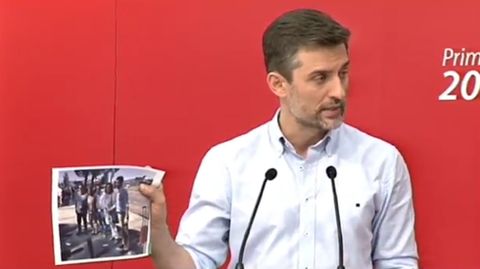 Jos� Mar�a P�rez muestra una fotograf�a a Adri�n Barb�n durante el debate