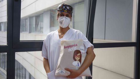 La logopeda de Montecelo Paula Bello, con su bolsa de material