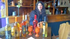 Jennifer Mart�n, rodeada de botellas de hidromiel, en el local de El Barquero en Gij�n.