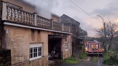 Foto de archivo de los bomberos de Boiro actuando en un incendio en una vivienda.