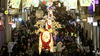 Imagen de visitantes que paseaban por la calle del Príncipe el 15, día del encendido.