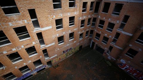 Una enorme mole de ladrillo afea desde hace a�os el Marinete coru��s