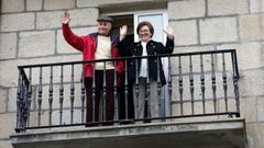 Ceferino Gonz�lez y Sinda Pe�n saludan desde el balc�n de su casa en Pontevedra