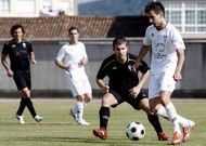 Diego Torres, primero a la derecha, en un partido del Club Lemos en el campo de A Pinguela.