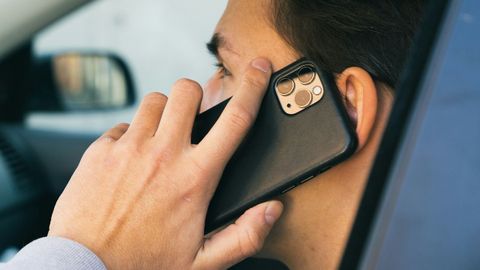 Un hombre atiende una llamada de tel�fono en una imagen de archivo