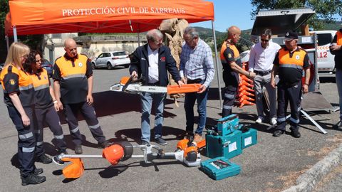 El delegado de la Xunta, Manuel Pardo, particip� en la entrega de material a la agrupaci�n de Protecci�n Civil de Sarreaus.