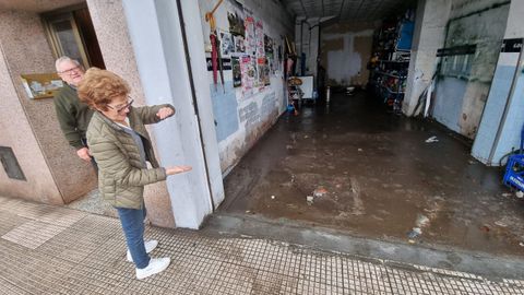 Locales, ajos y garajes fueron los afectados por la riada vivida esta noche en esta zona de Pontevedra