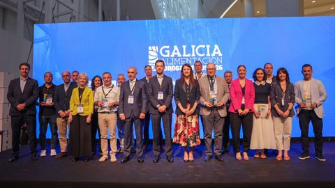 Foto de los premiados y autoridades que participaron en la entrega de los Premios Galicia Alimentaci�n