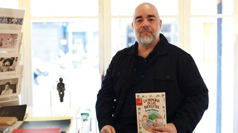 El escritor Josan Hatero con su novela &laquo;La memoria de las bicicletas&raquo;, con la que gan&oacute; El Barco de Vapor. 