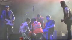 Antonio Orozco sigue actuando tras rompese el tobillo sobre el escenario