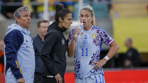 La entrenadora de la seleccin espaola, Montse Tom (c), habla con la centrocampista del equipo Alexia Putellas