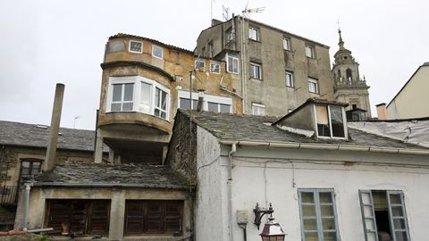 CONSTRUCCION DE DISTINTAS ALTURAS, TEJADO DE CHAPA Y ALTURAS EXTRA�AS A LOS PIES DE LA MURALLA EN LA RUA FALCON. FEISMO