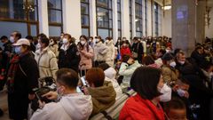 Pasajeros en una estaci�n de tren de Beijing 