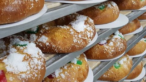 Roscones de Reyes apilados en el obrador de la panadera San Jos.