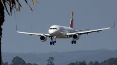Avi�n de la compa��a Iberia aterrizando en el aeropuerto de Alvedro
