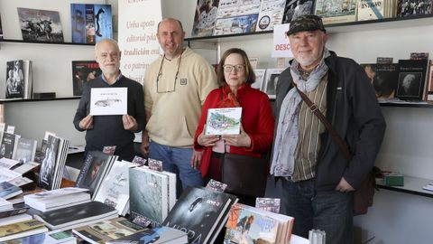De izquierda a derecha, Pablo Quintana (Editorial Canela), Pablo Pérez (Libros Lar), Ana Ramudo (Editorial Almacén de Fábulas) y el acuarelista Eduardo Baamonde